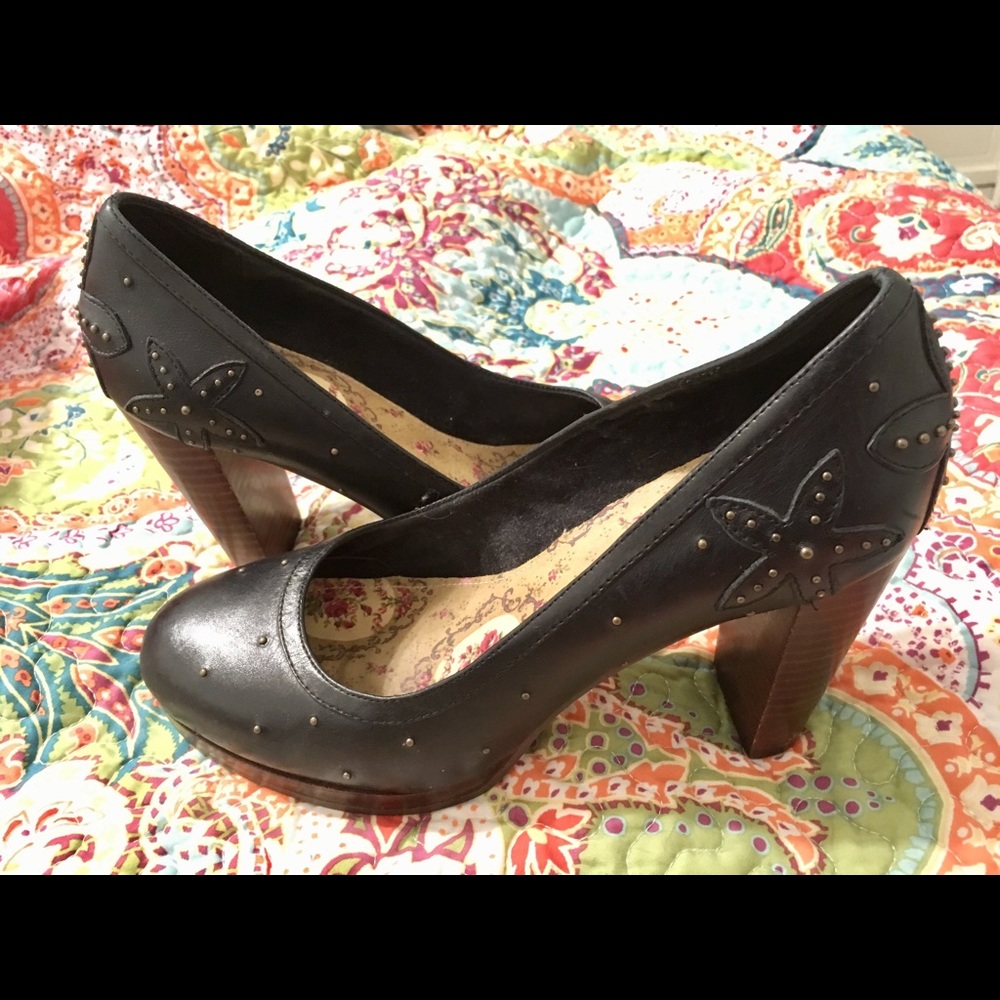 Seychelles Leather Navy floral studded heels